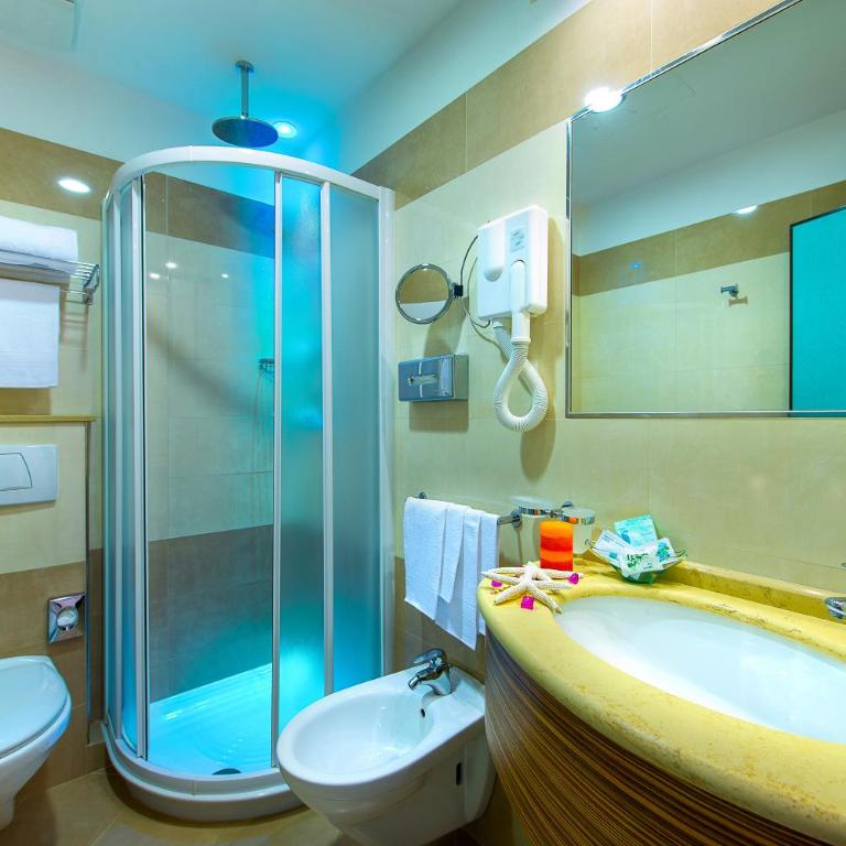 Hotel Ariane - BEACHFRONT, XXL Breakfast & Sea View - Camera Quadrupla con Vista Mare - 10