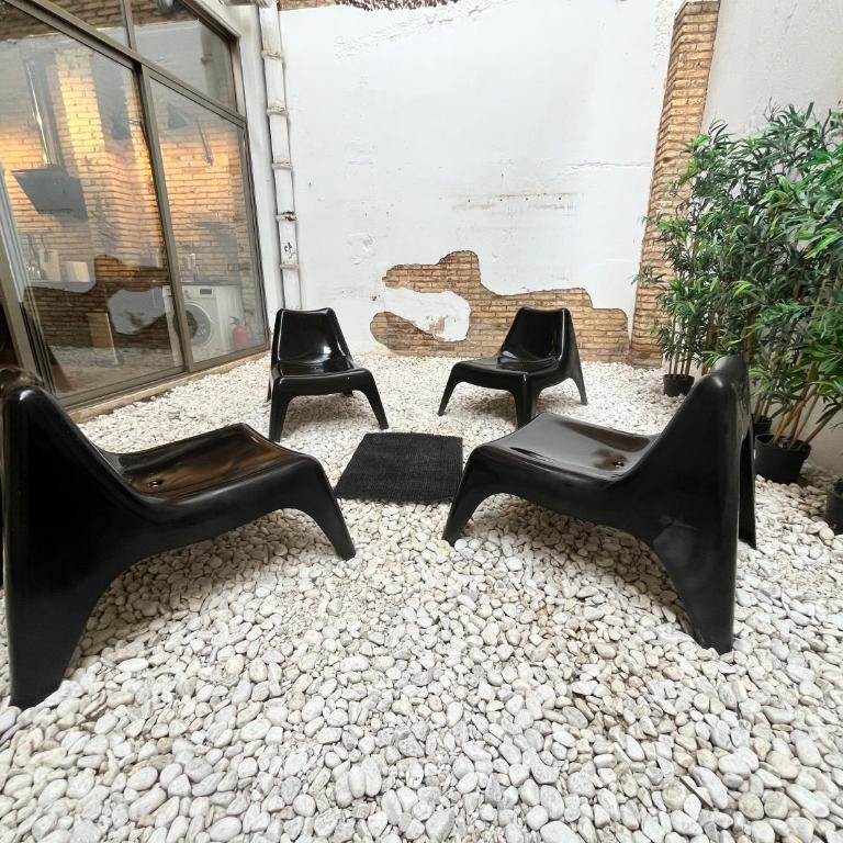 IY Loft 4 - Open Plan Garage Style - Up to 4 people - One-Bedroom Apartment - 20