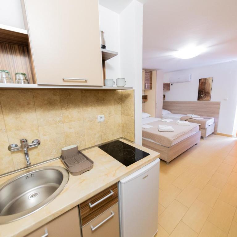 Azzuro apartments Budva - Standardni Trokrevetni Studio - 1