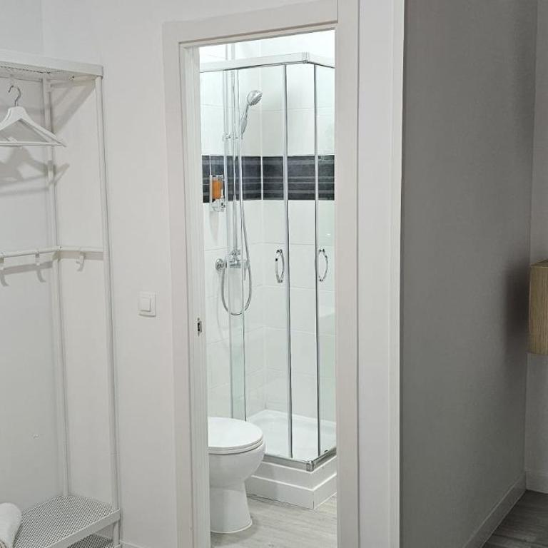 Habitaciones Gran Via - Double Room with Balcony - 5