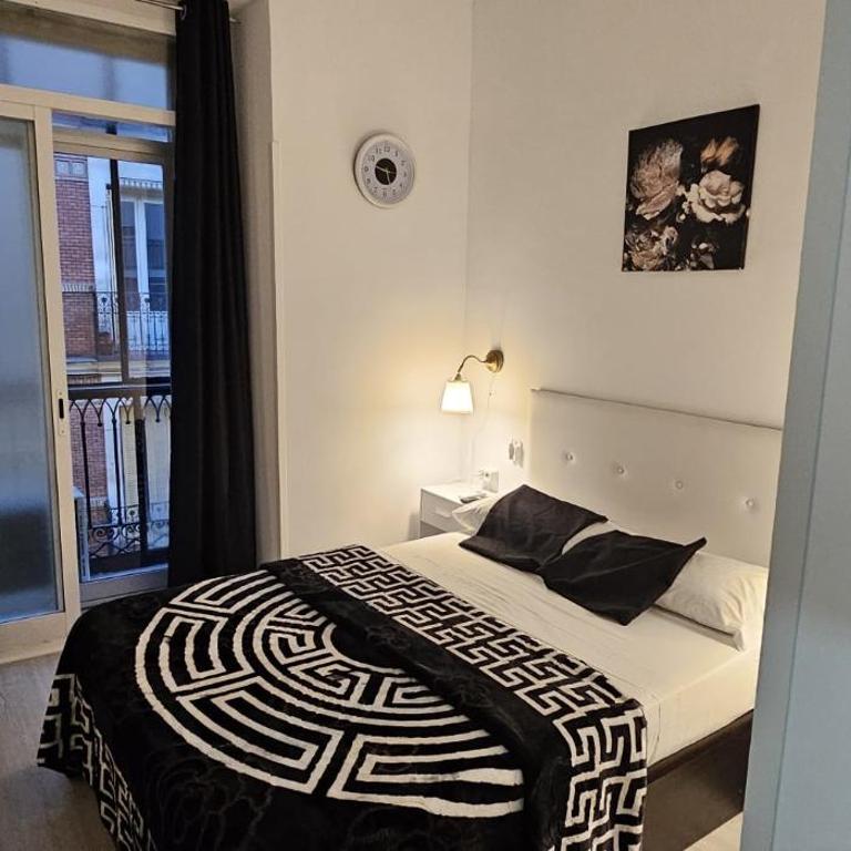 Habitaciones Gran Via - Double Room with Balcony - 1