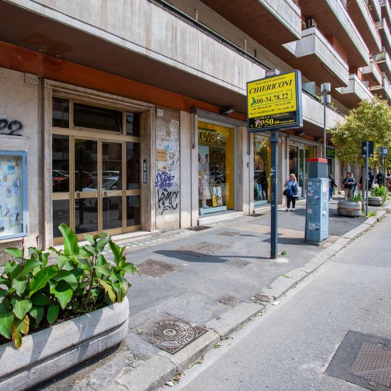 Ampio appartamento familiare Metro A a 50m - Appartamento Deluxe con 2 Camere da Letto - 48