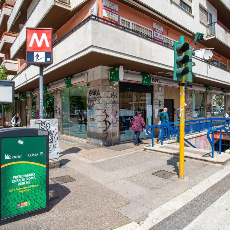 Ampio appartamento familiare Metro A a 50m - Appartamento Deluxe con 2 Camere da Letto - 65