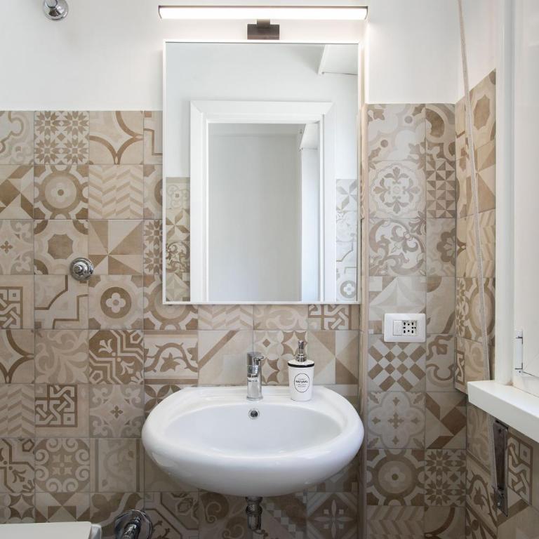 Ampio appartamento familiare Metro A a 50m - Appartamento Deluxe con 2 Camere da Letto - 60