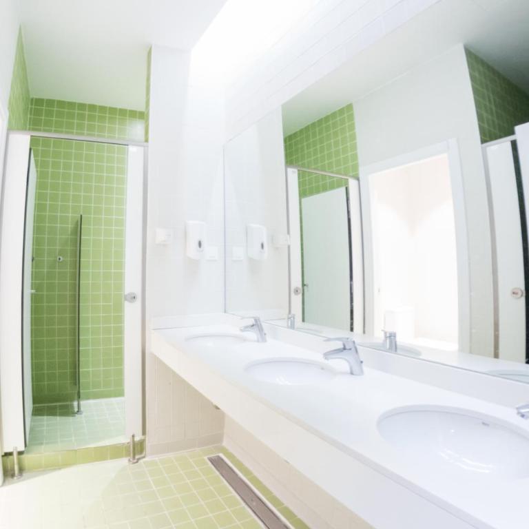 Sant Jordi Hostels Rock Palace - Bed in 14-Bed Dormitory Room with Bathroom - 12