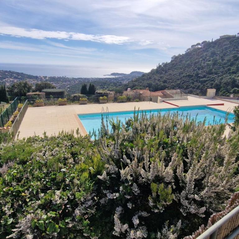 Maison belle vue - Three-Bedroom House - 9