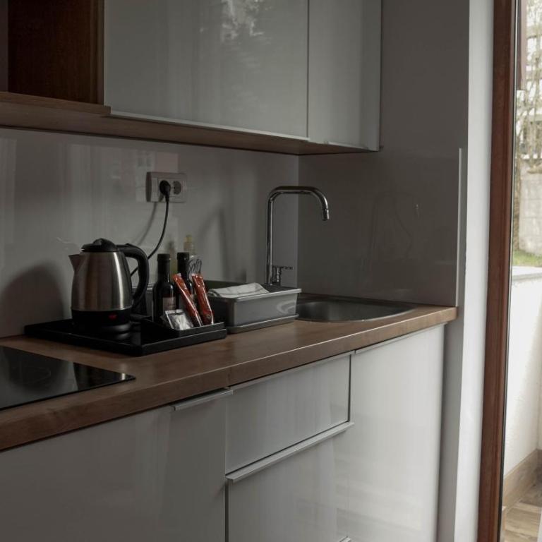 Hop Kop - Studio Apartment with Balcony - 4