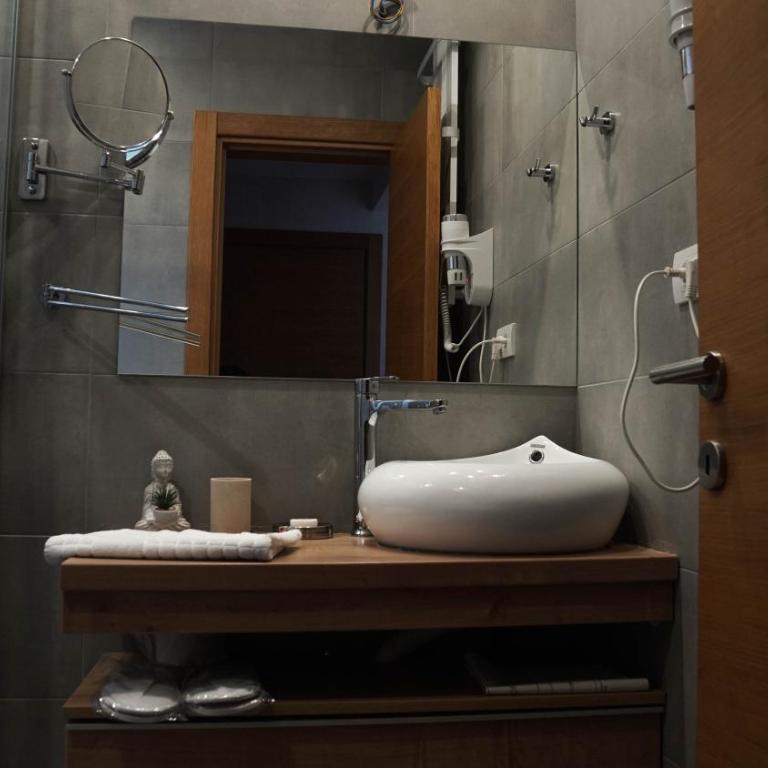 Hop Kop - Studio Apartment with Balcony - 11