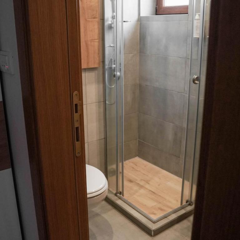 Hop Kop - Studio Apartment with Balcony - 13