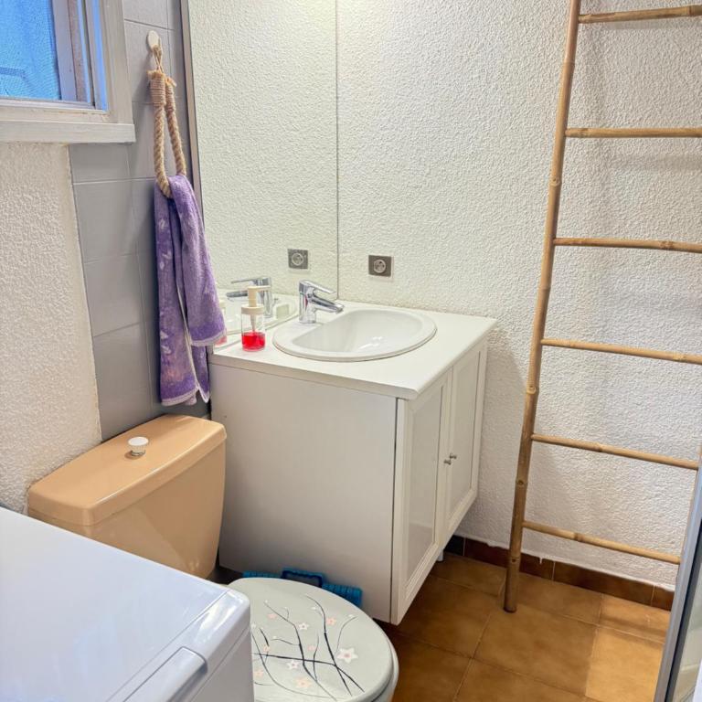 Mazet très calme, dans la colline, plage 15 mins à pied - Maison 1 Chambre - 23