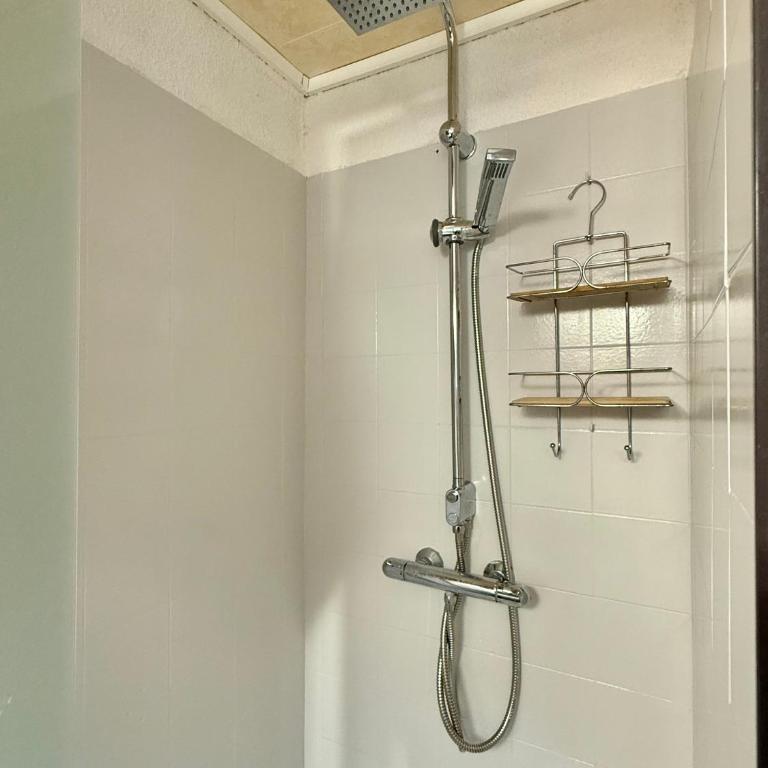 Mazet très calme, dans la colline, plage 15 mins à pied - Maison 1 Chambre - 22