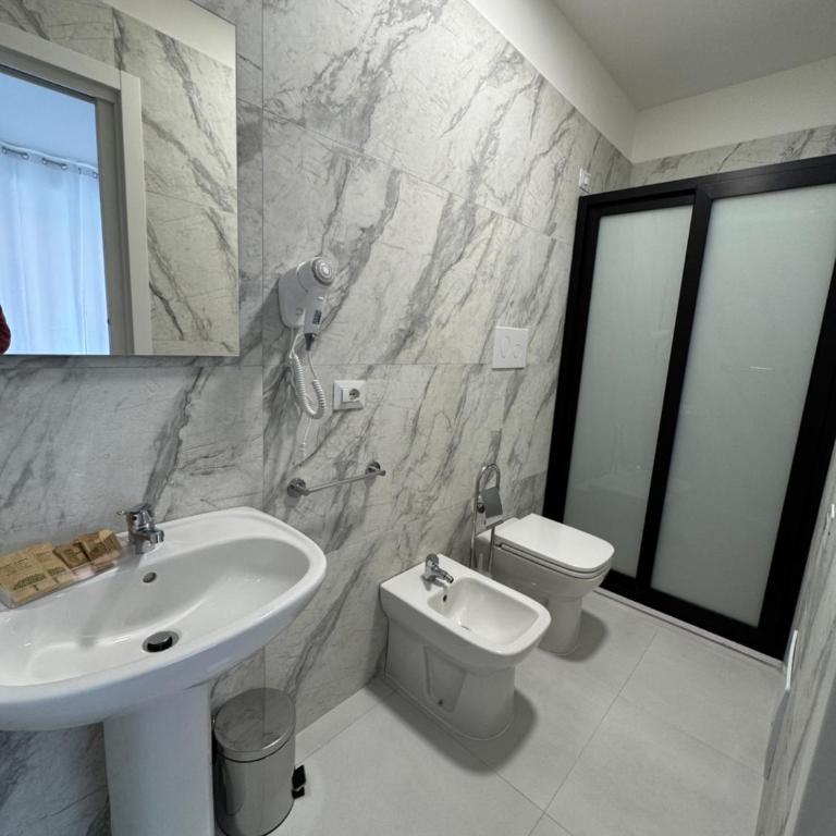 A tre passi dal mare - Camera Matrimoniale con Bagno Privato - 9