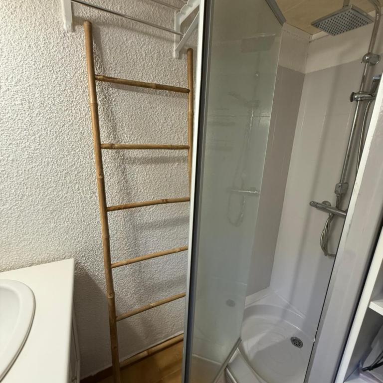 Mazet très calme, dans la colline, plage 15 mins à pied - Maison 1 Chambre - 21
