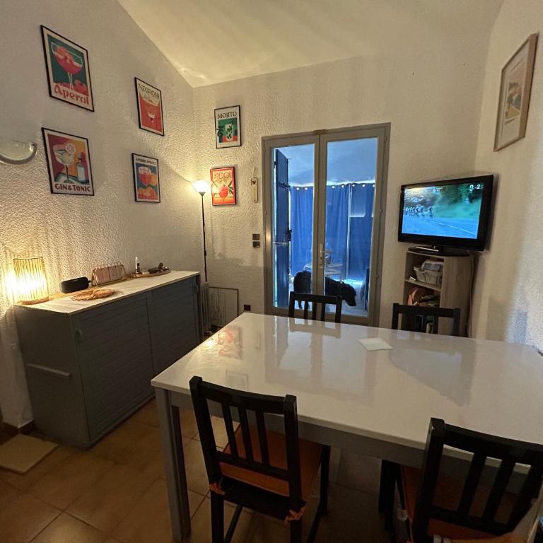 Mazet très calme, dans la colline, plage 15 mins à pied - Maison 1 Chambre - 15