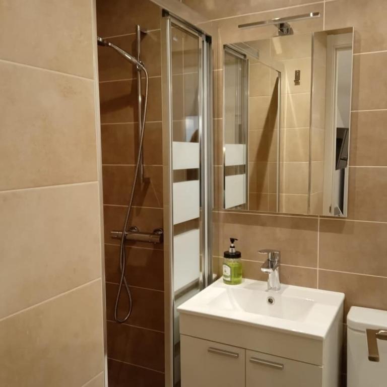Exterior con parking en el barrio de Salamanca - One-Bedroom Apartment - 8