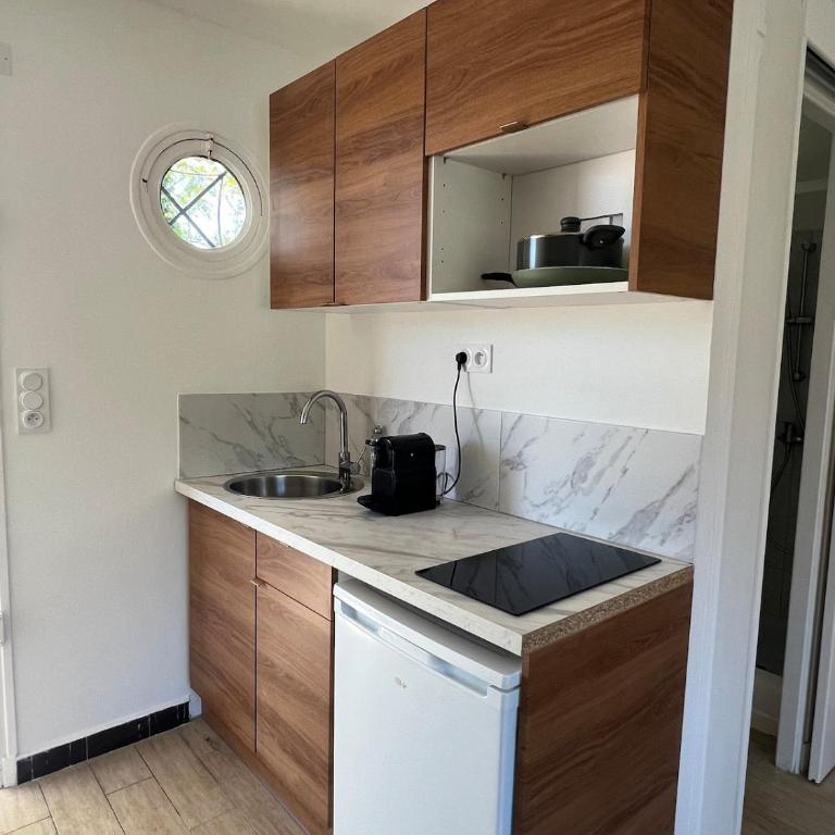 Seaside Studio with Terrace and Free Parking - Beach 2 Min Walk - Apartment mit 1 Schlafzimmer - 6