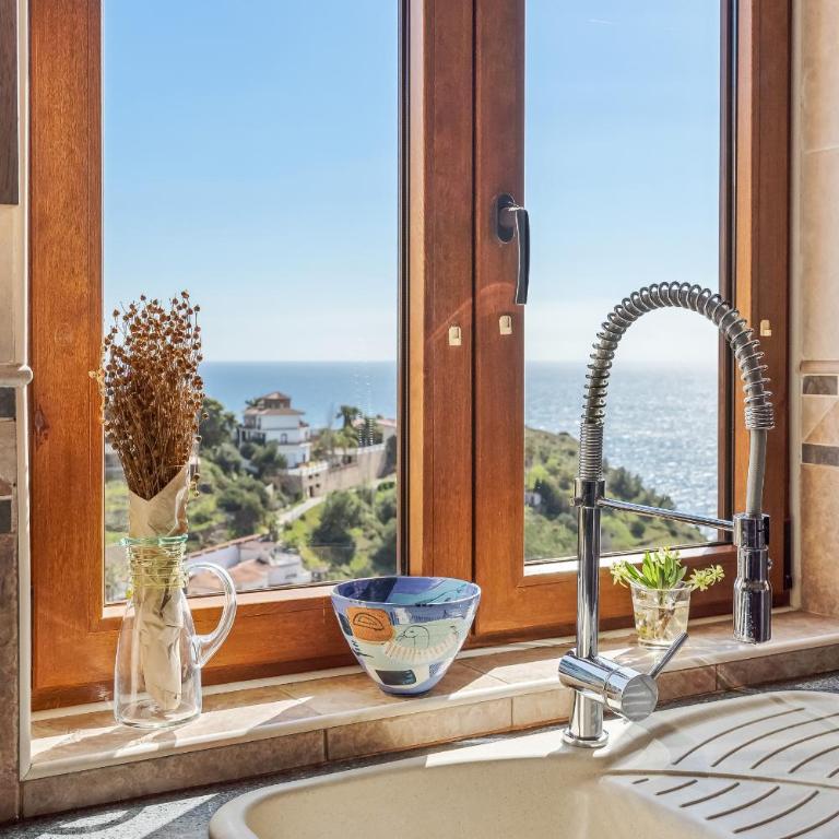 Retreat with sea views & private heated pool! - Villa con vistas al mar - 1