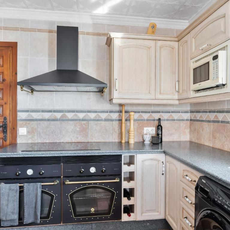 Retreat with sea views & private heated pool! - Villa con vistas al mar - 37