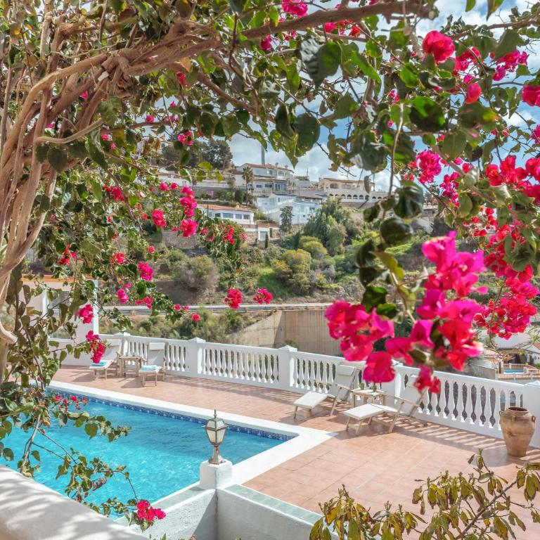 Retreat with sea views & private heated pool! - Villa con vistas al mar - 38