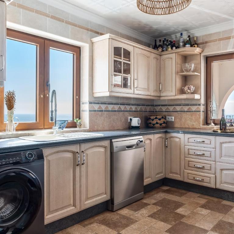 Retreat with sea views & private heated pool! - Villa con vistas al mar - 35