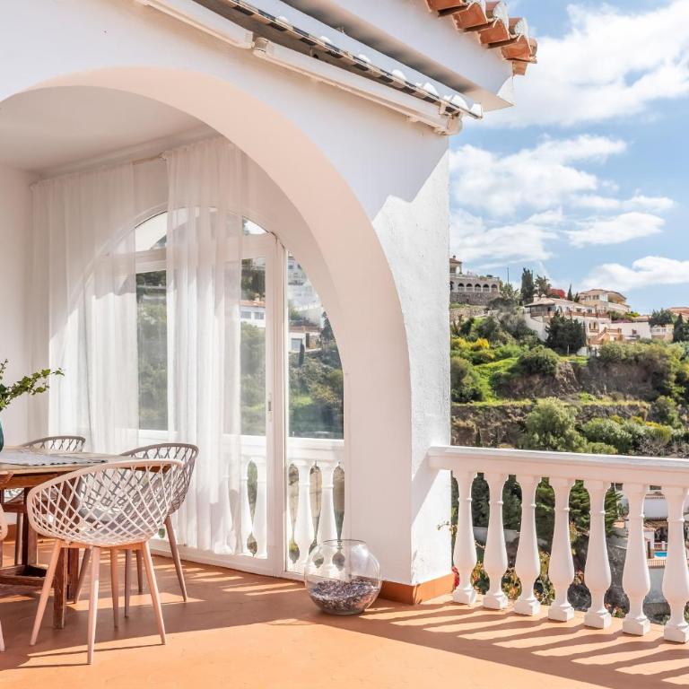 Retreat with sea views & private heated pool! - Villa con vistas al mar - 26