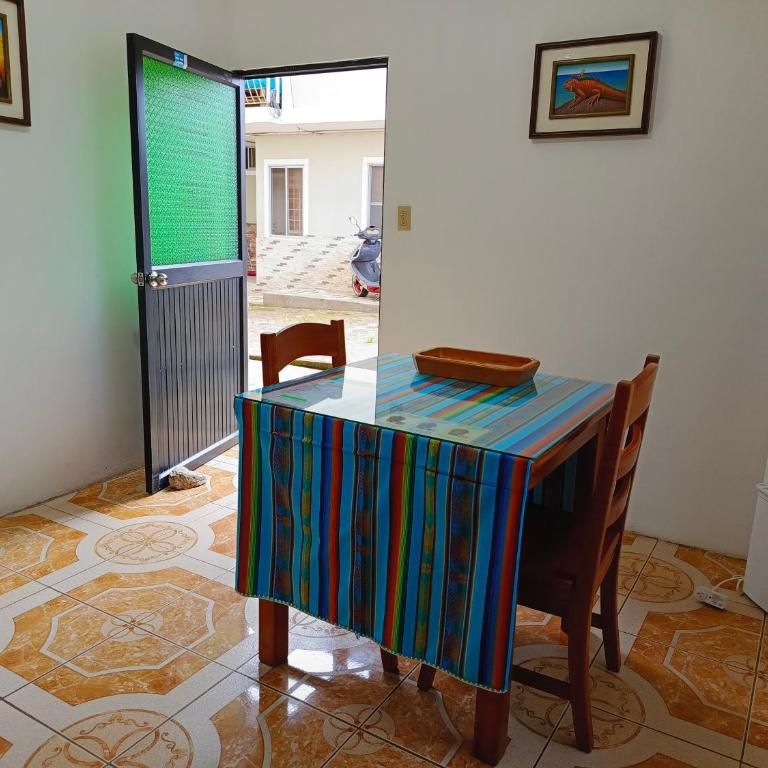 Teresita's House Suites con cocina privada , ideal para parejas, AC, wifi agua caliente, cerca del aeropuerto, a pocos pasos del malecón San Cristóbal - One-Bedroom Apartment - 7