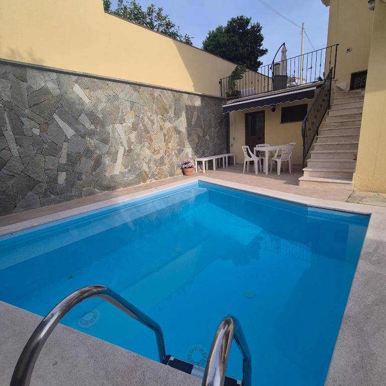 exclusive use swimming pool available from 1May to 30 October - Two-Bedroom House - 9