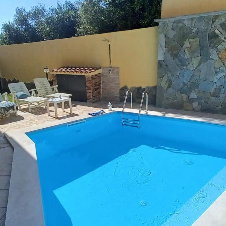 exclusive use swimming pool available from 1May to 30 October - Two-Bedroom House - 1