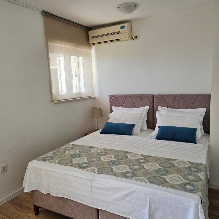 Apartmani Bozovic - Apartment with Sea View - 2