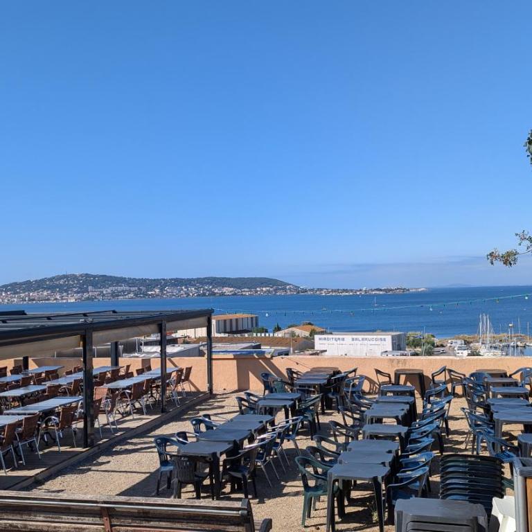 Grande Maison avec piscine, parking et wifi - Villa - 15