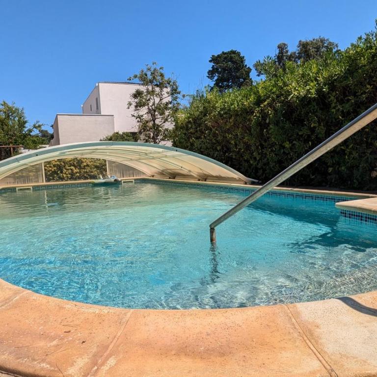 Grande Maison avec piscine, parking et wifi - Villa - 16