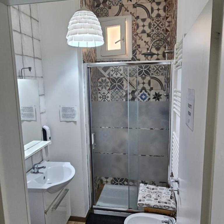 Testa o Croce Casa Vacanze - Camera Matrimoniale con Bagno Privato Esterno - 14