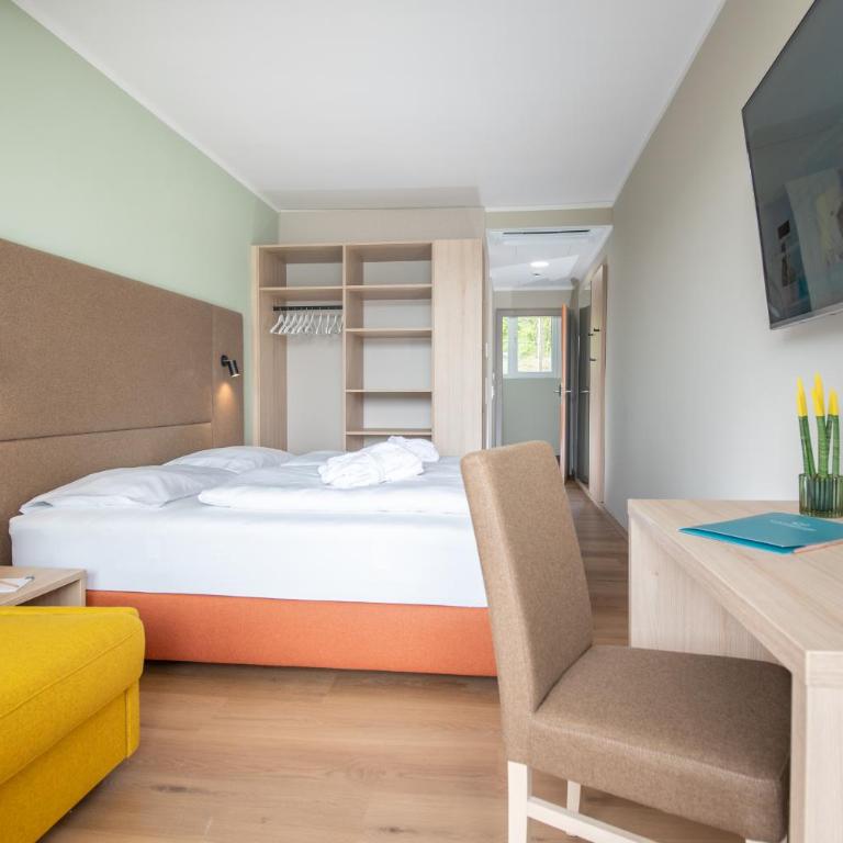 Werzers Seehotel Wallerwirt - Doppelzimmer mit Balkon und Seeblick - 4