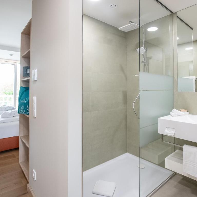 Werzers Seehotel Wallerwirt - Doppelzimmer mit Balkon und Seeblick - 6