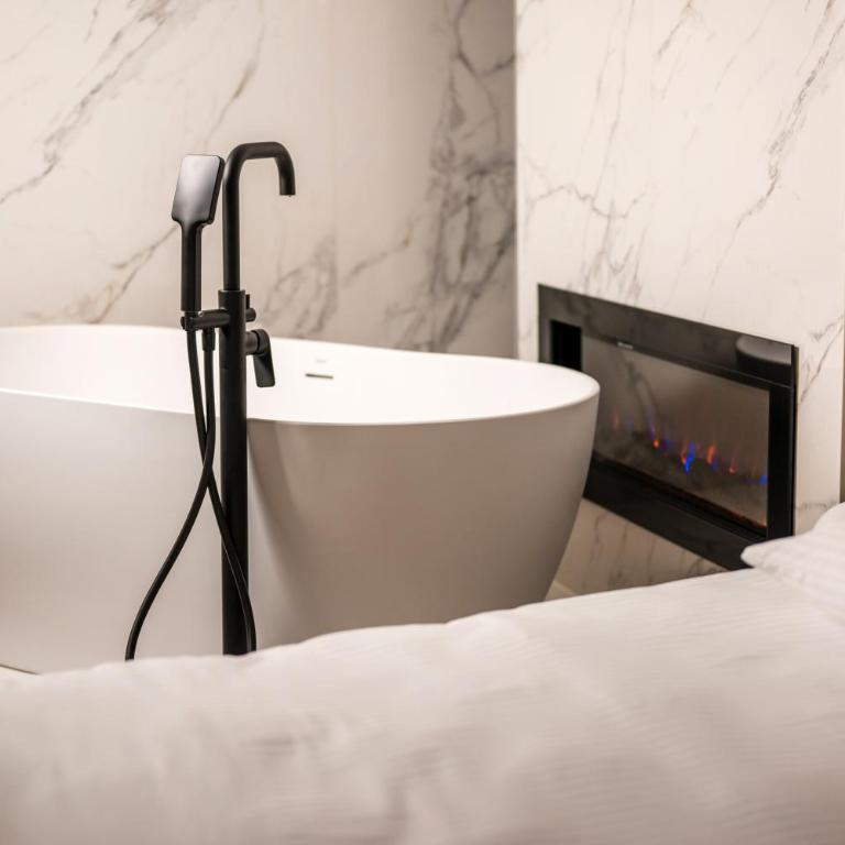 Ideal Apartments - Royal Apartment with City View - 3