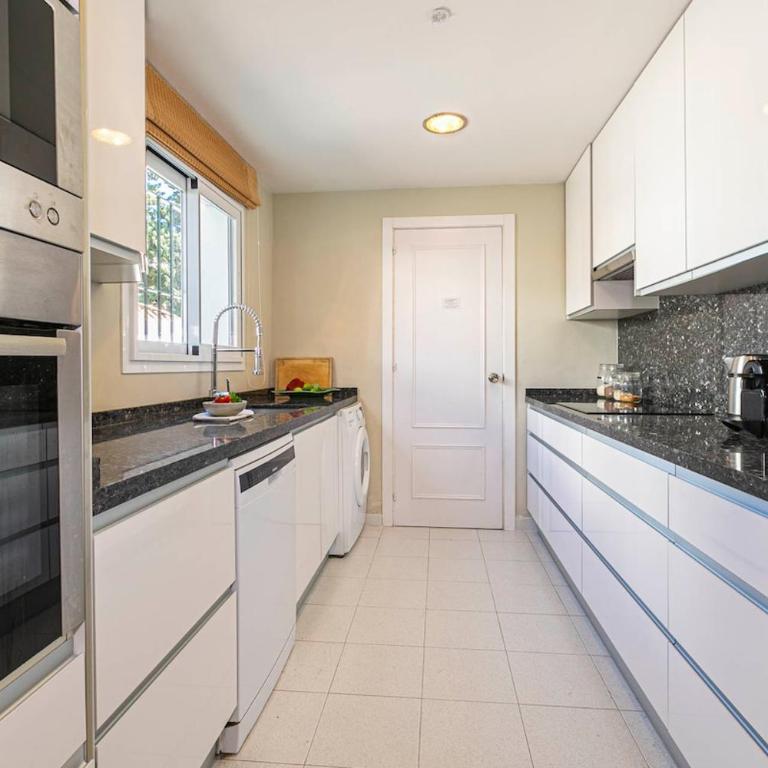 MARBELLA HOME RENTALS - Beachside, 3BR Townhouse - Casa de 3 dormitorios - 13