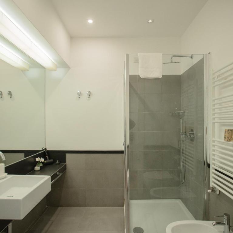 OperaDreams2 - Camera Matrimoniale/Doppia con Letti Singoli con Bagno Privato - 9