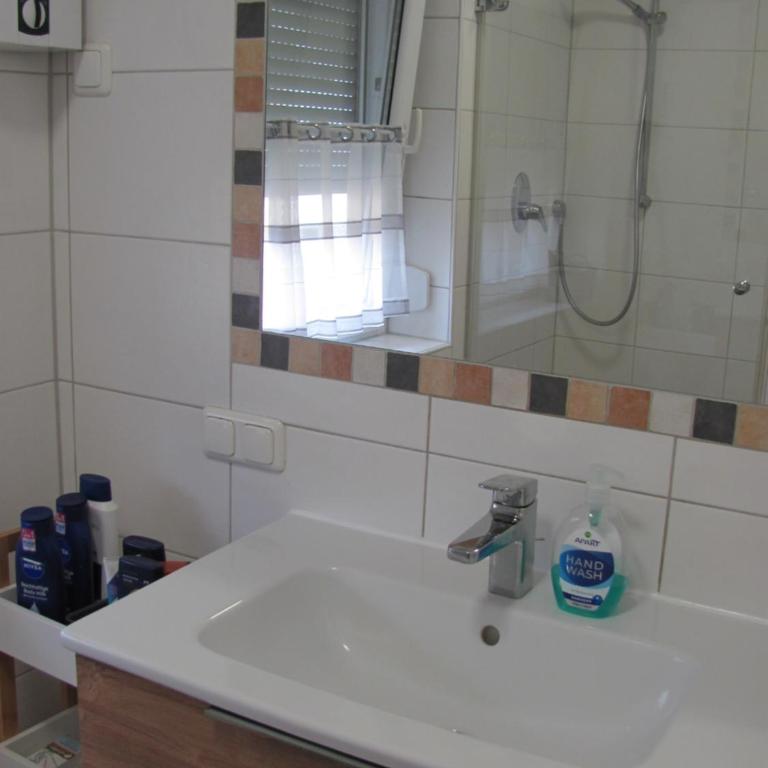 #3 Schönes ruhiges Gästezimmer mit Gartenblick, Gemeinschaftsbad W-Lan Airport nah gelegen mit Late Night Check in Haus Nr 9,5 - Einzelzimmer mit Gemeinschaftsdusche und -WC - 9