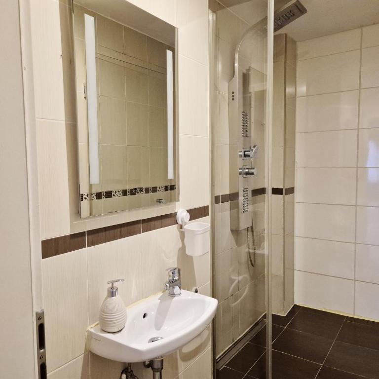 New City Center Stays 1 - Three-Bedroom Apartment - 7