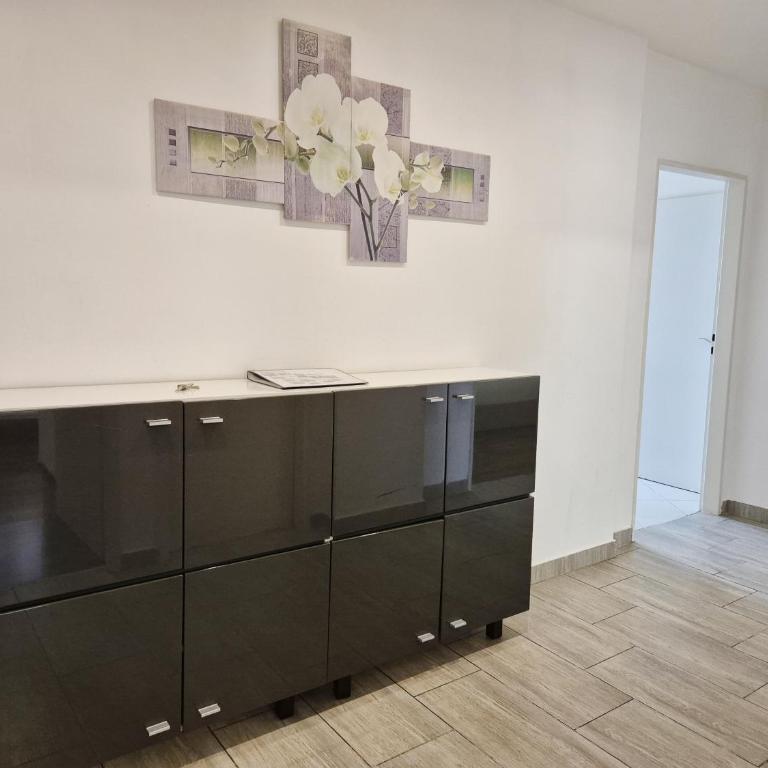 New City Center Stays 1 - Three-Bedroom Apartment - 9