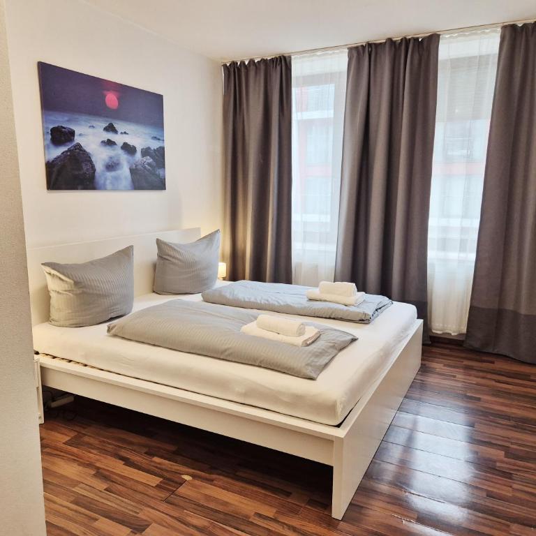 New City Center Stays 1 - Three-Bedroom Apartment - 17