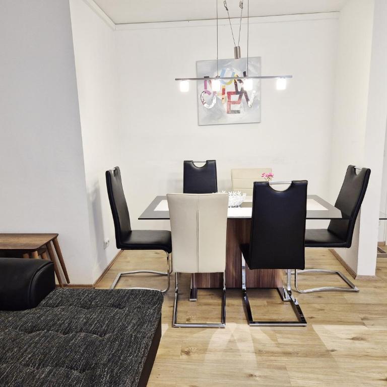New City Center Stays 1 - Three-Bedroom Apartment - 24
