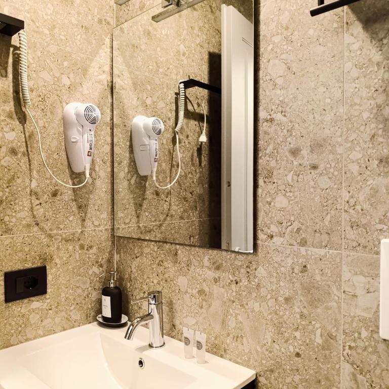 HoneyComb GuestHouse - Deluxe Double Room - 6