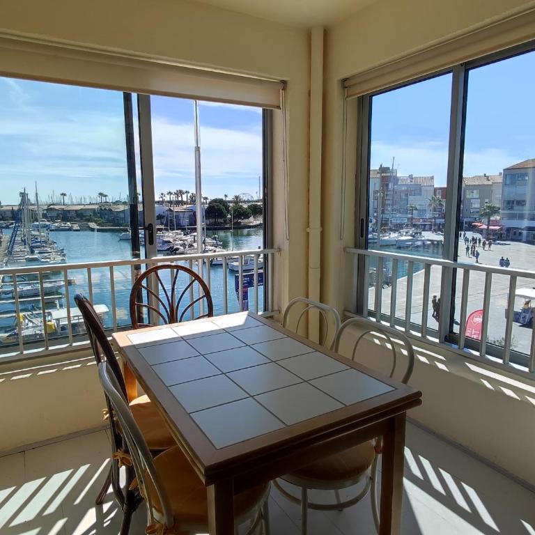 Cap d'Agde F3 belle vue port avec Garage Piscine Climatisation - Two-Bedroom Apartment - 2