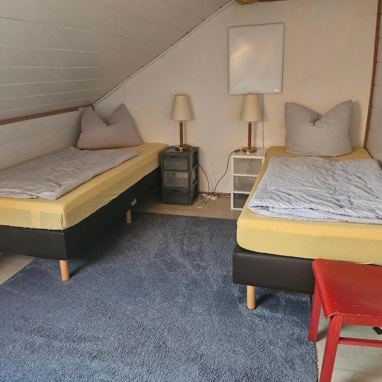 GästeZimmer im Altbau Dachgeschoss mit kleinem Bad WLAN, TV und Parkplatz - Apartment mit Dusche - 8