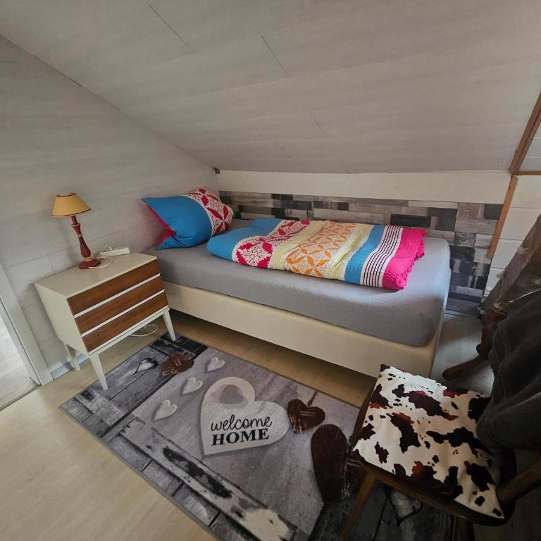 GästeZimmer im Altbau Dachgeschoss mit kleinem Bad WLAN, TV und Parkplatz - Apartment mit Dusche - 7