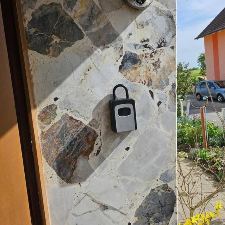 GästeZimmer im Altbau Dachgeschoss mit kleinem Bad WLAN, TV und Parkplatz - Apartment mit Dusche - 5