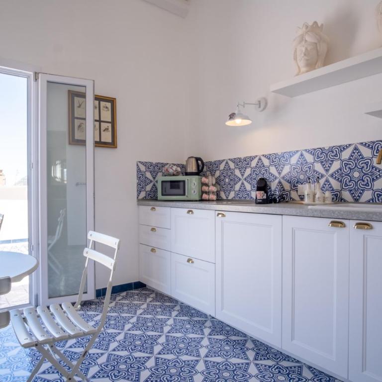 Zisa Top Romantic Terrace & Private outdoor Jacuzzi - Two-Bedroom Apartment - 13