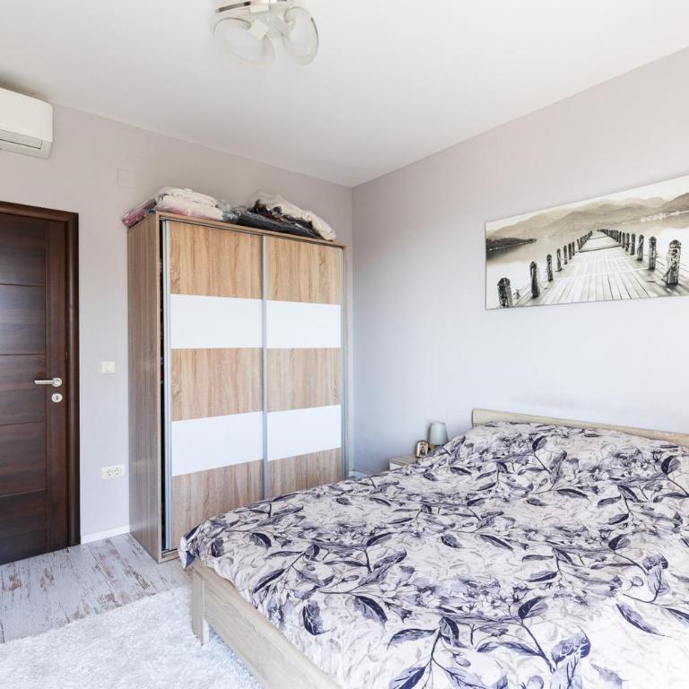 Sunny Peach Villa - Two-Bedroom Apartment - 11