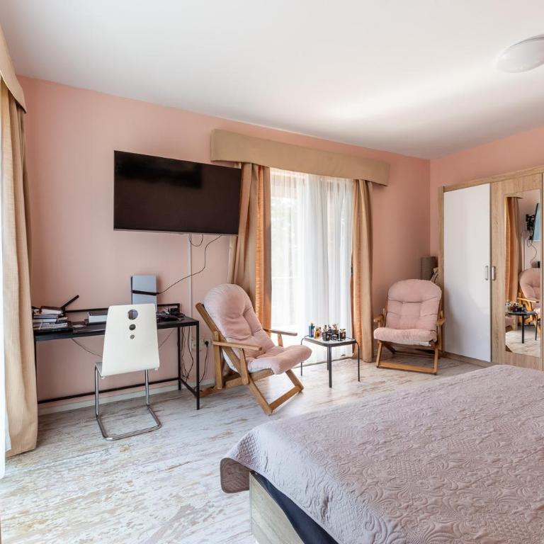 Sunny Peach Villa - Two-Bedroom Apartment - 12